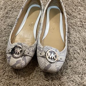 Michael Kors 91/2 medium flats snakeskin silver logo